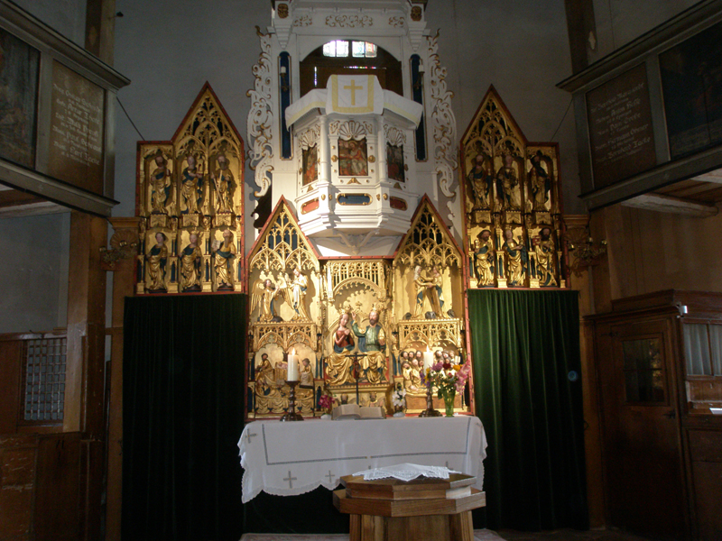 1-2-festlich-geschmueckter-Altar