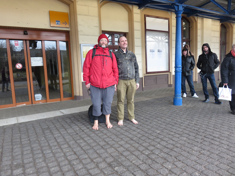 4-2-Markus und-Leo-warten-auf-den-Regio